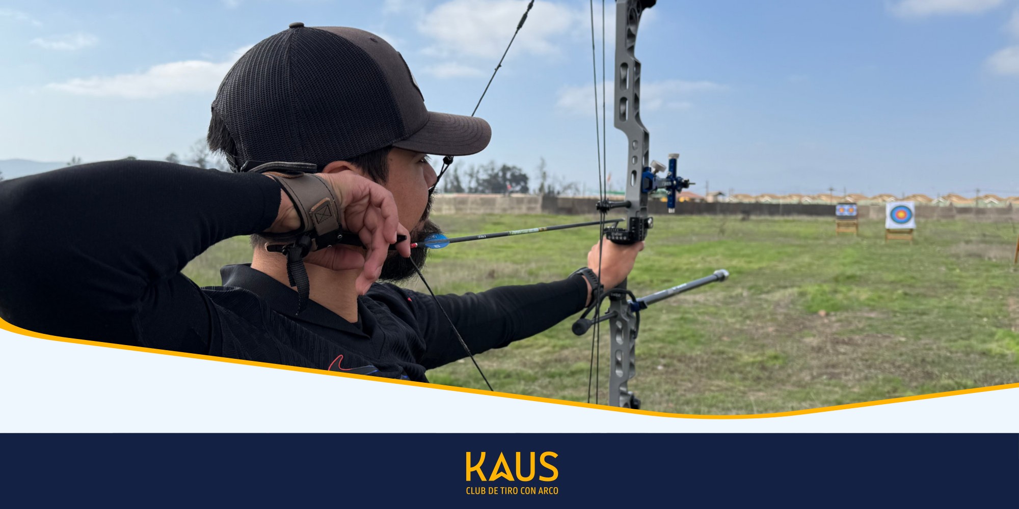 Arquero de arco compuesto disparando