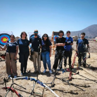 Arqueros del Club Kaus posando con sus arcos